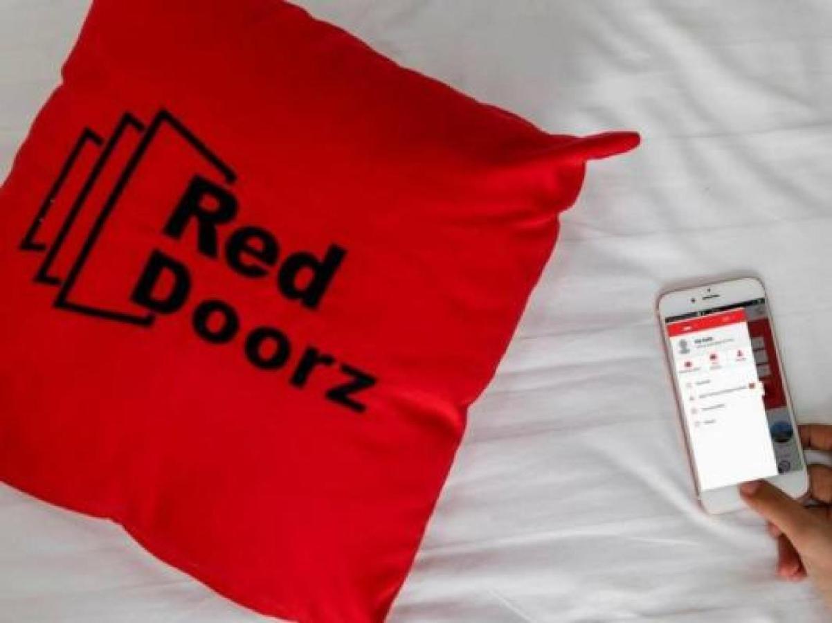 Отель Reddoorz Plus @ Jalan Parangtritis 2 Джокьякарта Экстерьер фото